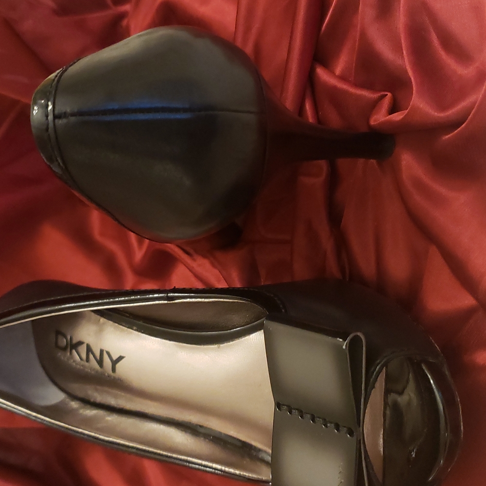 DKNY Women Classic Pumps, Black